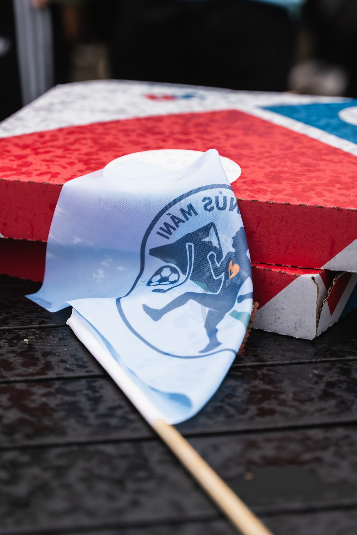 Nærmynd af Áfram Magnús Máni fánanum